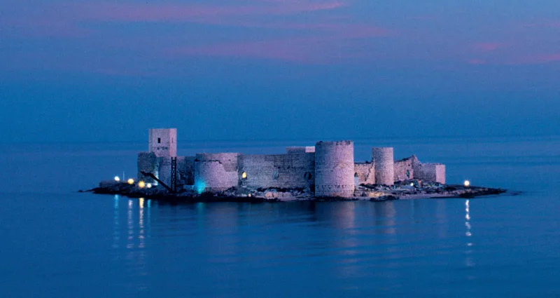 Corycus (Kızkalesi) — два замка на берегу и в море Cilicia