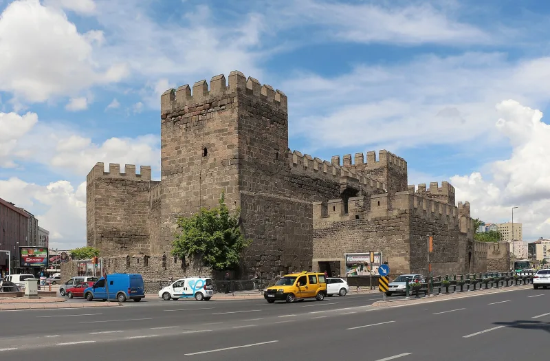 Кайсерийская крепость (Kayseri Kalesi) — базальтовая цитадель
