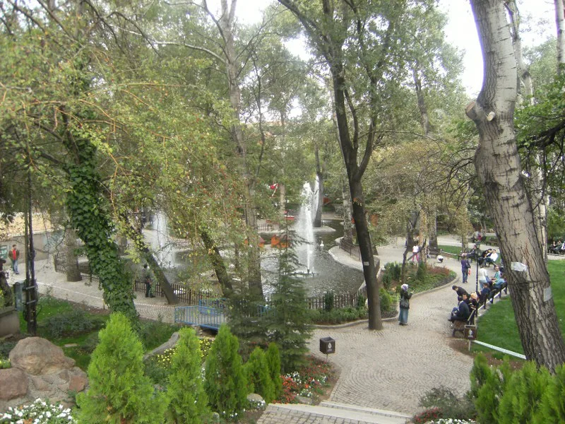 Кугулу парк (Kuğulu Park) — лебеди в центре Ankara