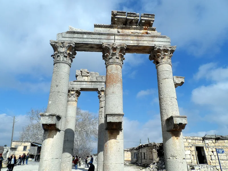 Uzuncaburç (Diokaisareia) — de tempel van Zeus Olba in Mersin