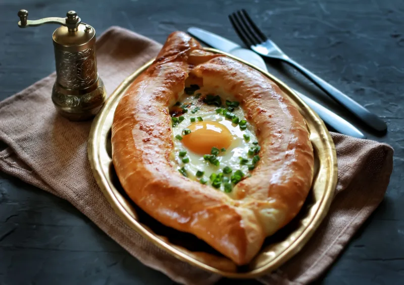 Khachapuri in Adjara-stijl