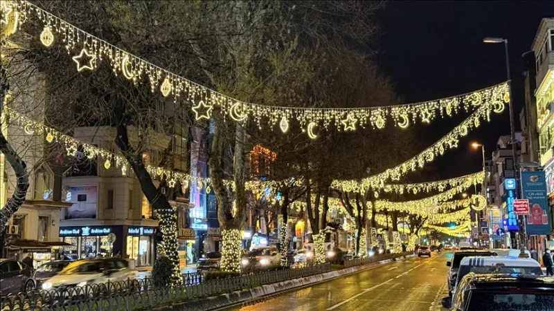 Във Фатих улица Fevzipaşa е украсена за Рамазана