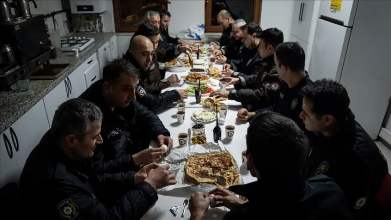 Ankara'da polisler ilk sahurunu mesai başında yaptı
