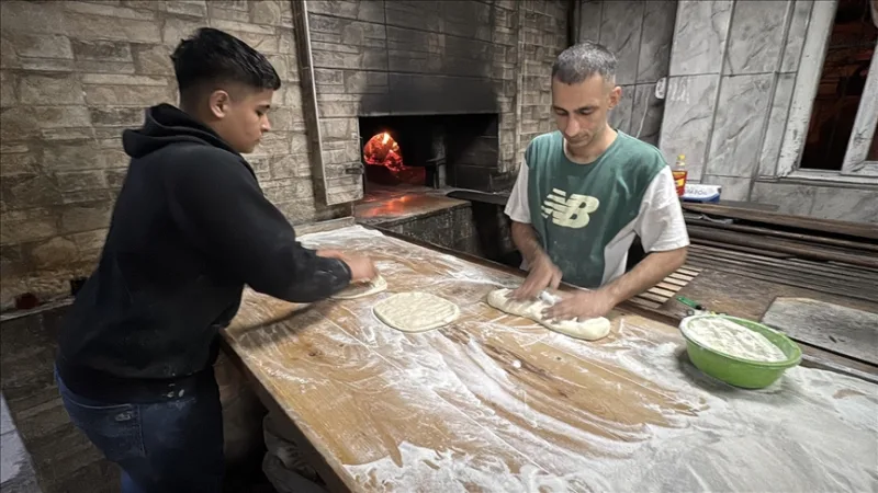 Adana'da pide fırınlarının ramazan mesaisi başladı