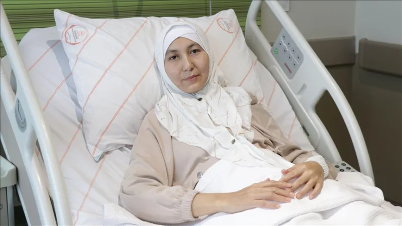 Kazakistanlı kadının karnından yaklaşık 45 santimetrelik tümör çıkarıldı