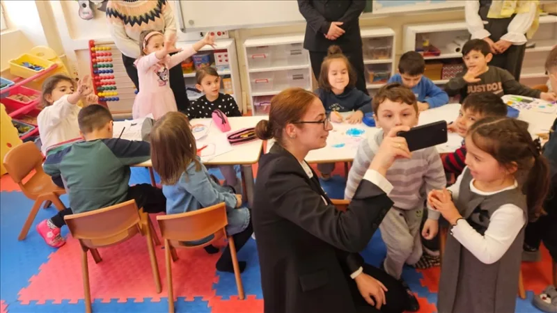 Kastamonus pälvis tähelepanu video, kus lasteaialapsed vahetasid pühadetervitusi kohalike kaupmeestega
