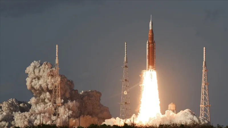 NASAは「アルテミスII」ミッションの一環として、オリオン宇宙船を月に向けて打ち上げた