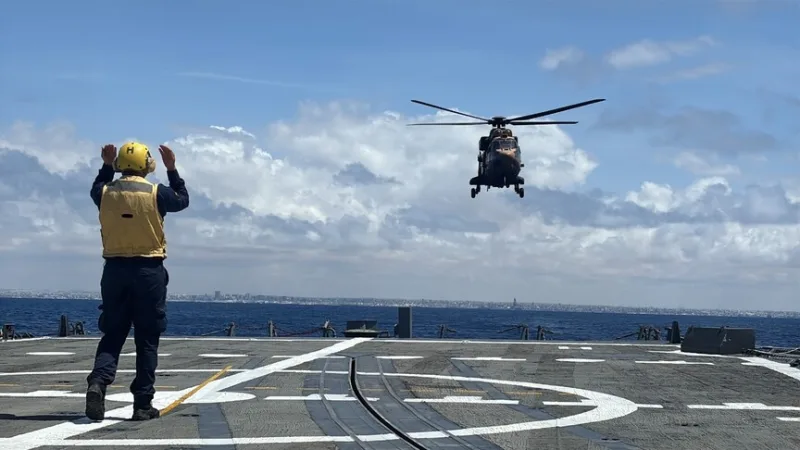 Entraînement au décollage et à l'atterrissage sur navire au large de la Somalie à bord d'hélicoptères turcs